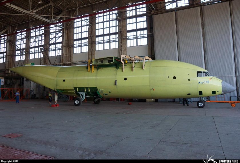 АН-178 транспортный самолёт