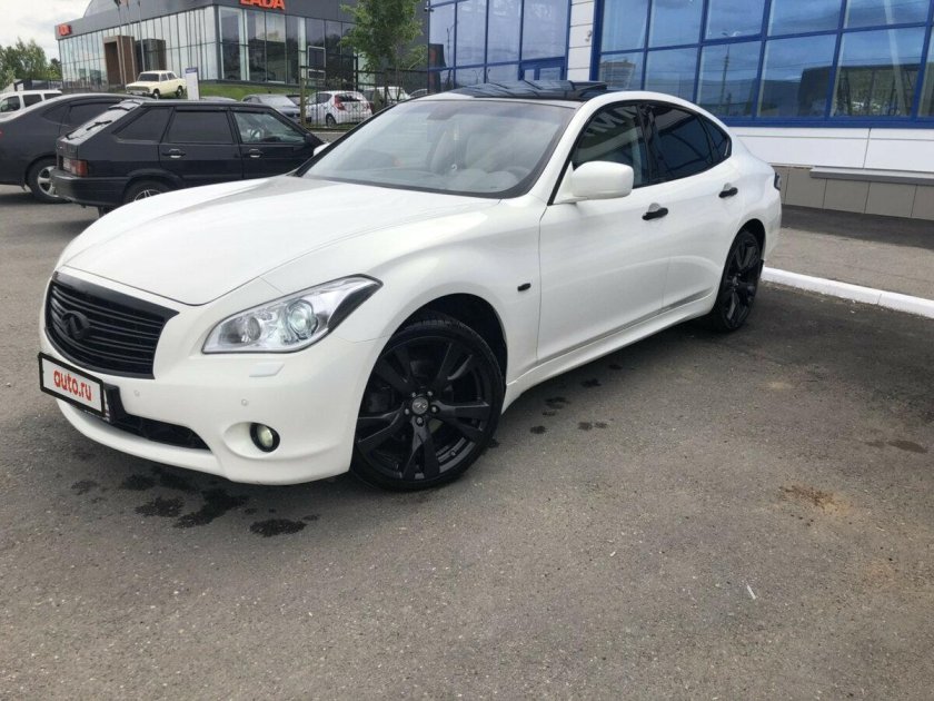 Белая инфинити