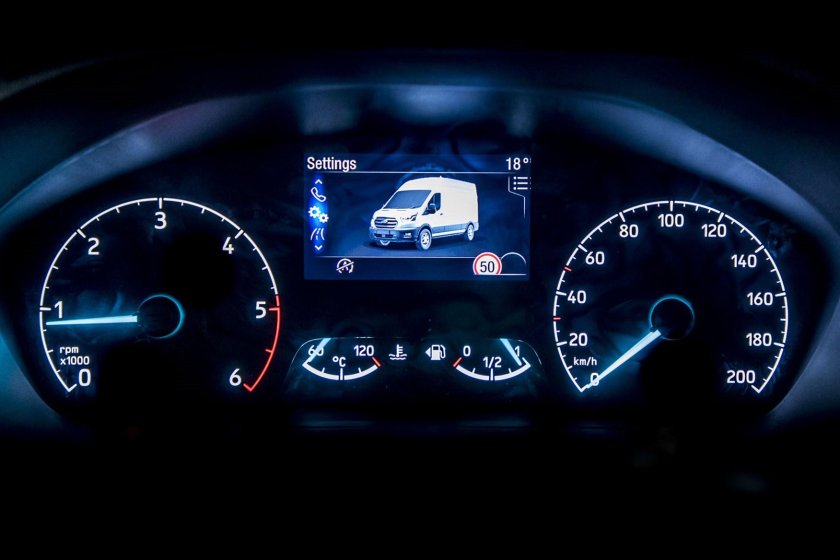 Форд Транзит 2018 года панель приборов