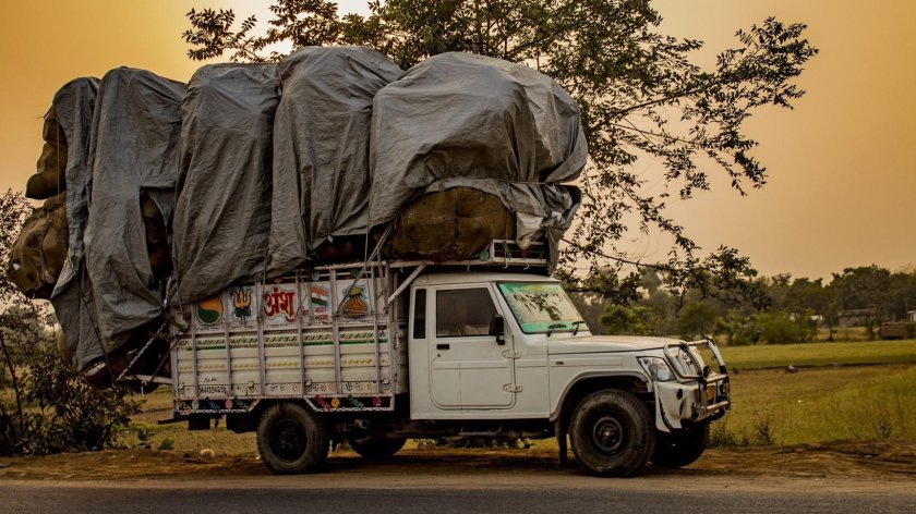 Перегруженный грузовик в Индии