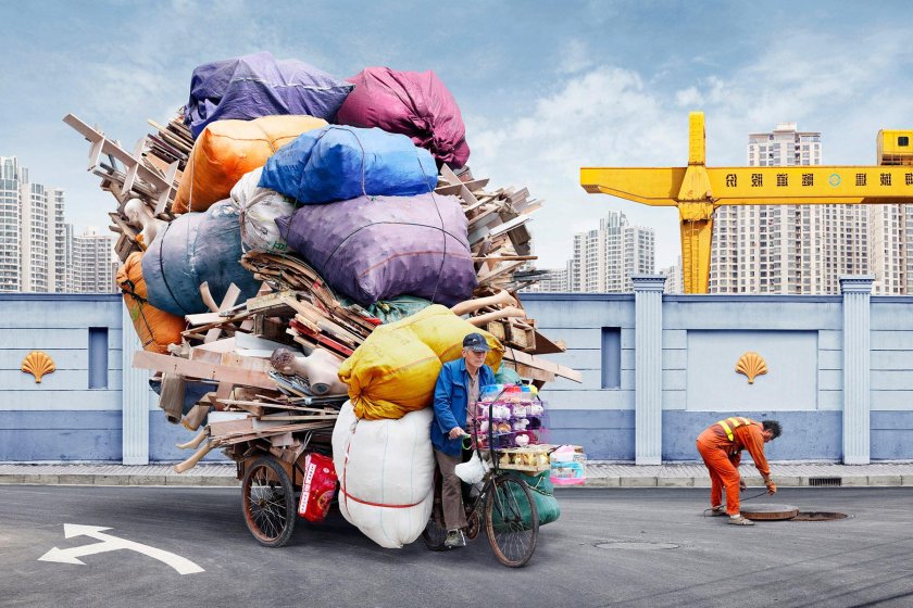 Несет много вещей