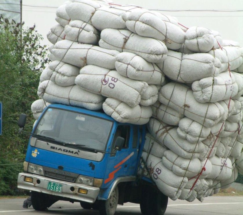 Машина нагруженная мешками