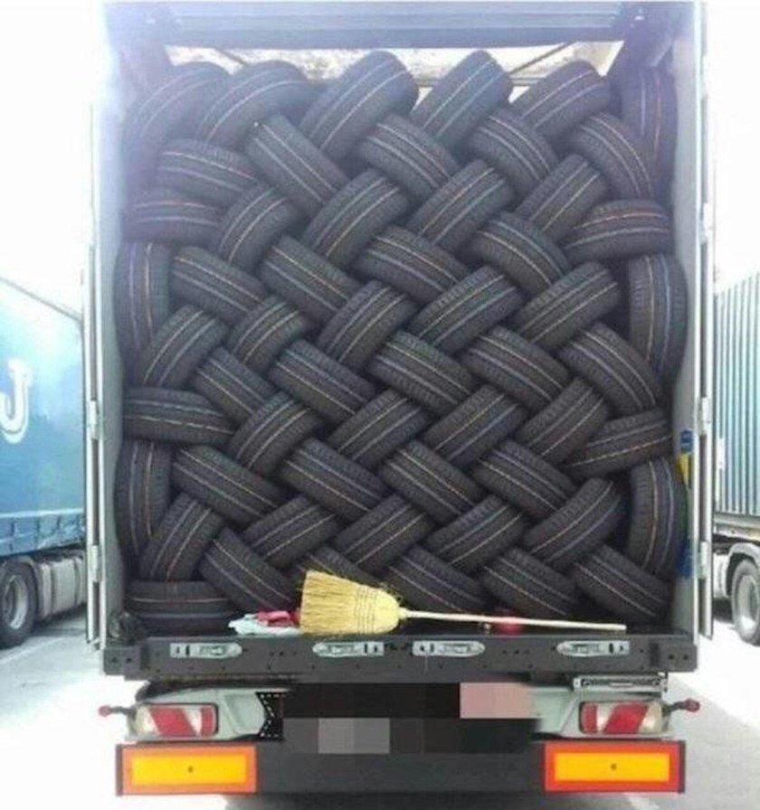 Фура с шинами