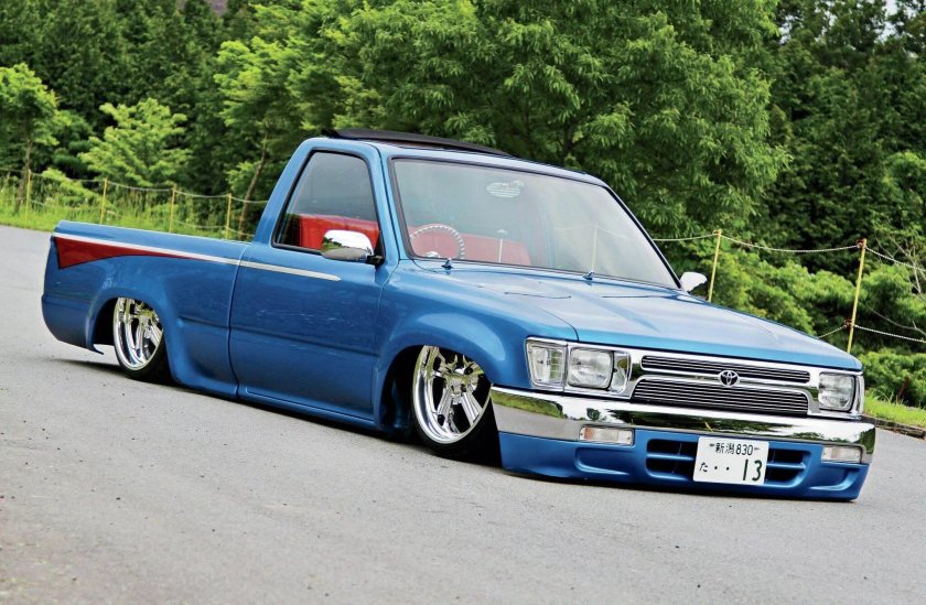 Toyota Hilux 1990 stance