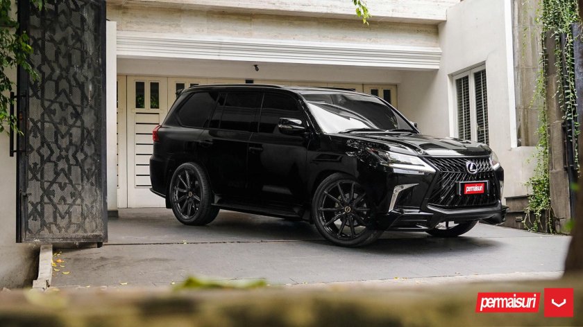 Lexus LX 570 2019 черный тонированный