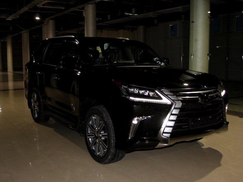 Лексус ЛХ 570 чёрный новый