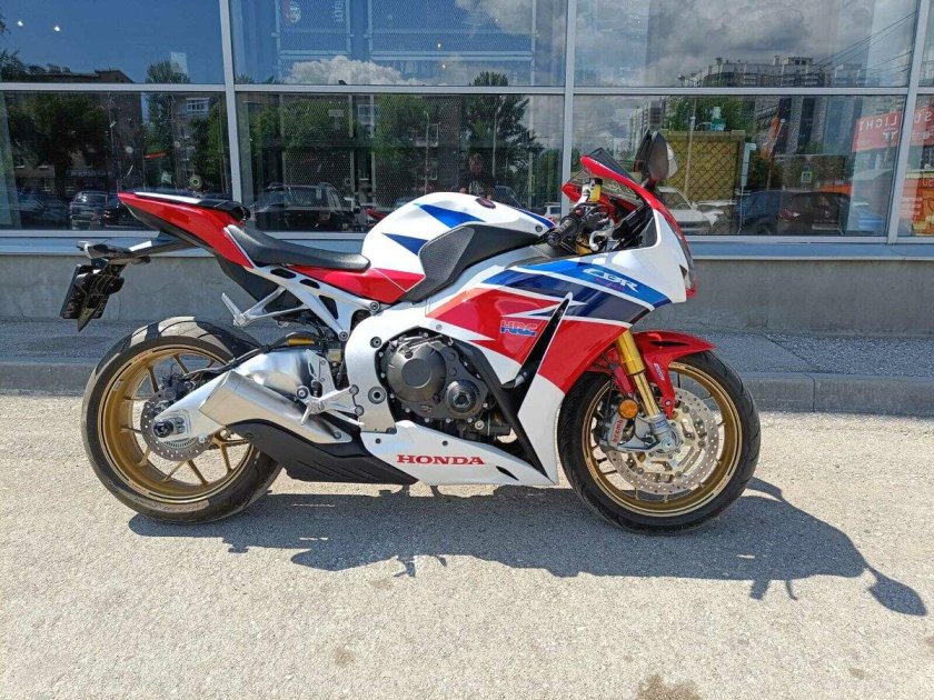 Honda cbr 1000 rr ra fireblade