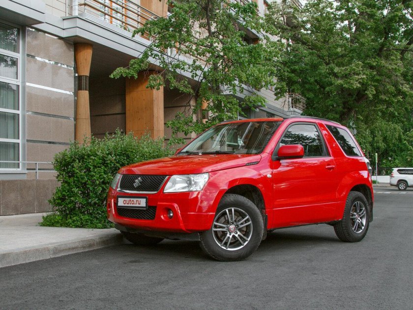 Suzuki Grand Vitara красная