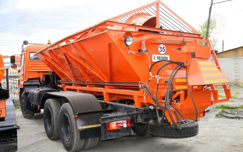 КАМАЗ 65115 пескоразбрасыватель