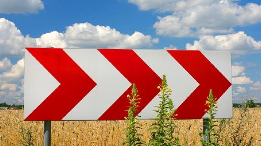 Направление поворота дорожный знак