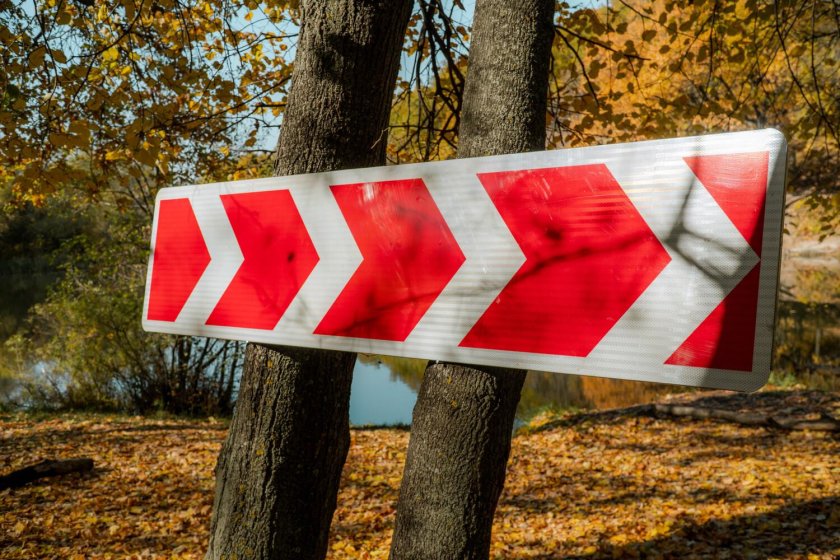 Знак 1.34.1 направление поворота