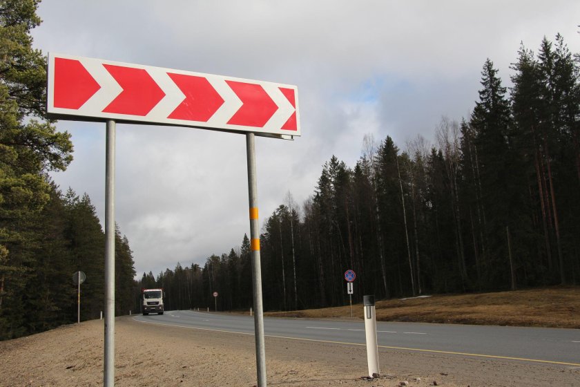 Знак поворота на дороге