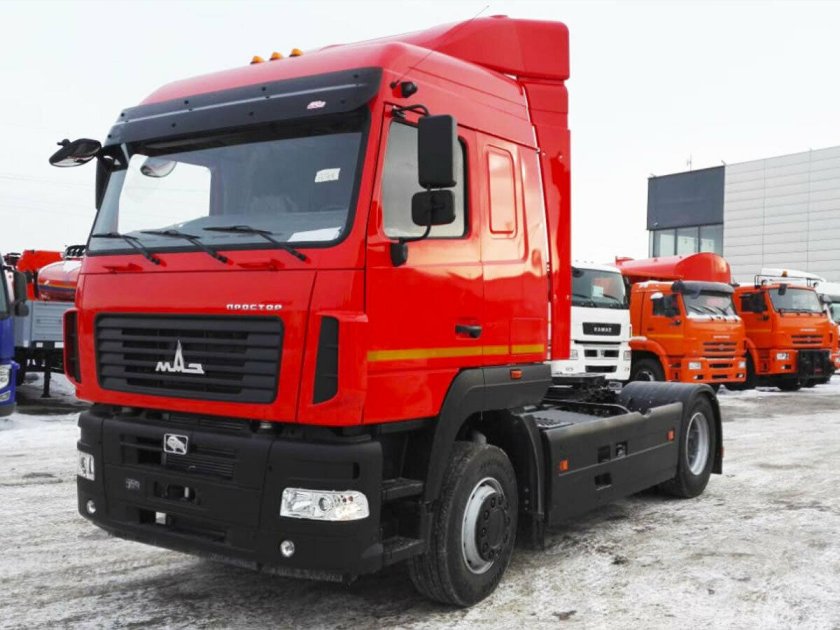 Тягач МАЗ 5440 красный
