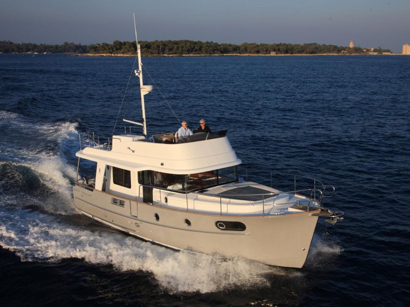 Моторная яхта Beneteau