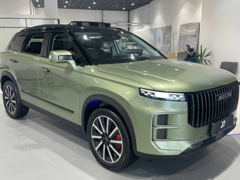 Зеленый китайский кроссовер