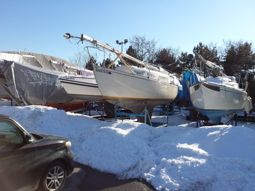 Катер зимой