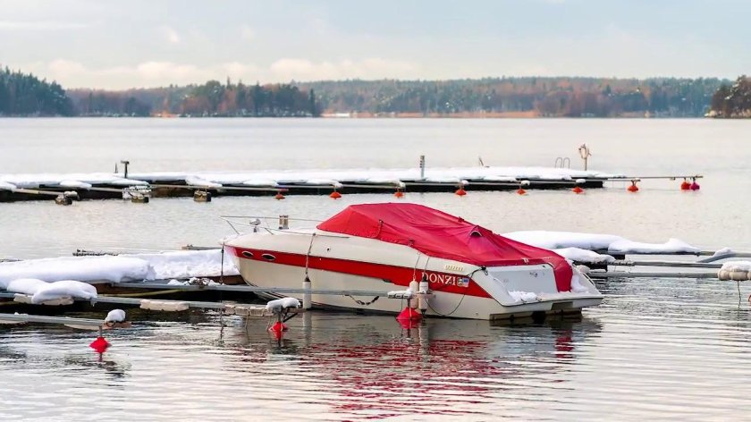 Катер зима