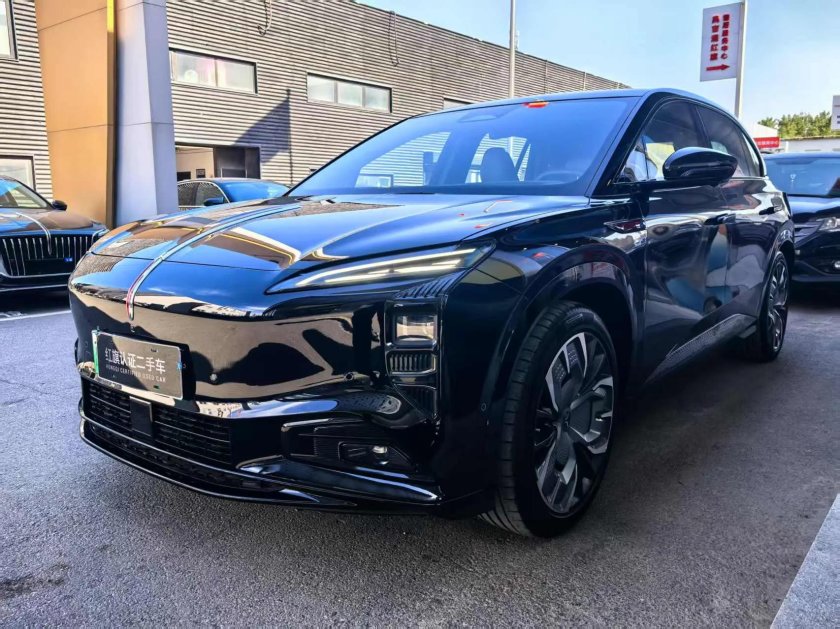 Автомобиль hongqi