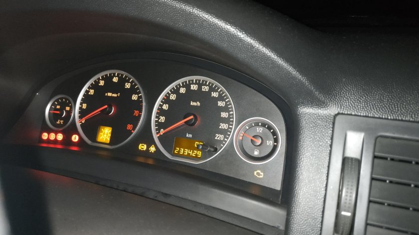 Лампочка сигнализатор на панели приборов на Опель Вектра с дизель 2