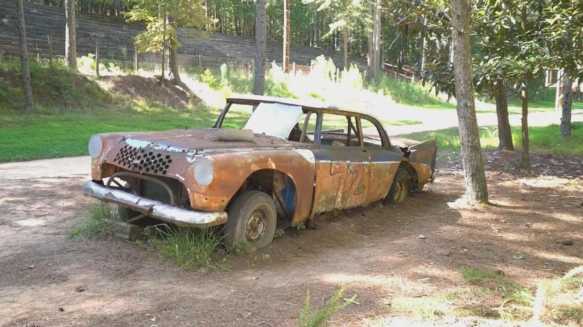 Старая ржавая машина