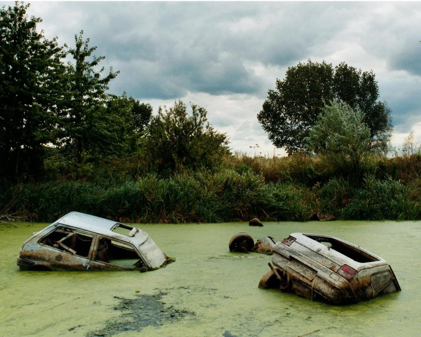 Заброшенная машина в болоте