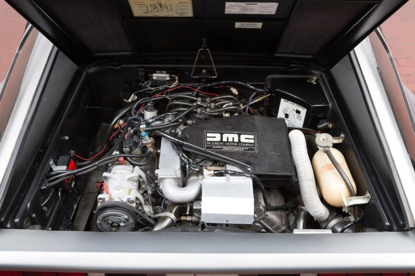DELOREAN DMC-12 двигатель