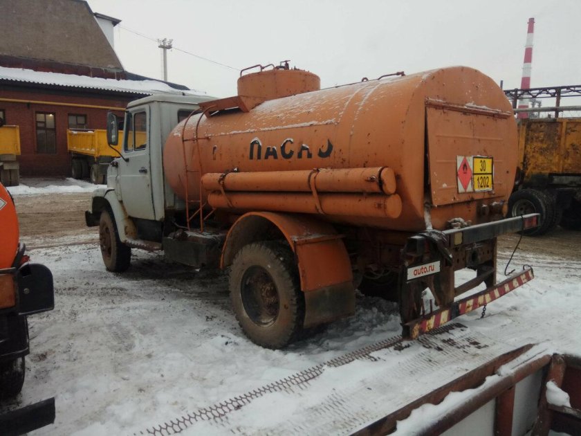 Горящий бензовоз ЗИЛ