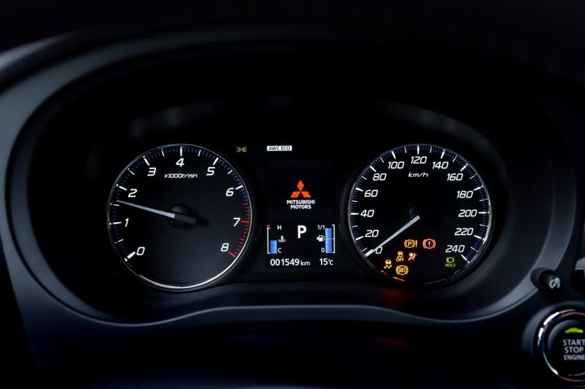 Mitsubishi Outlander приборная панель