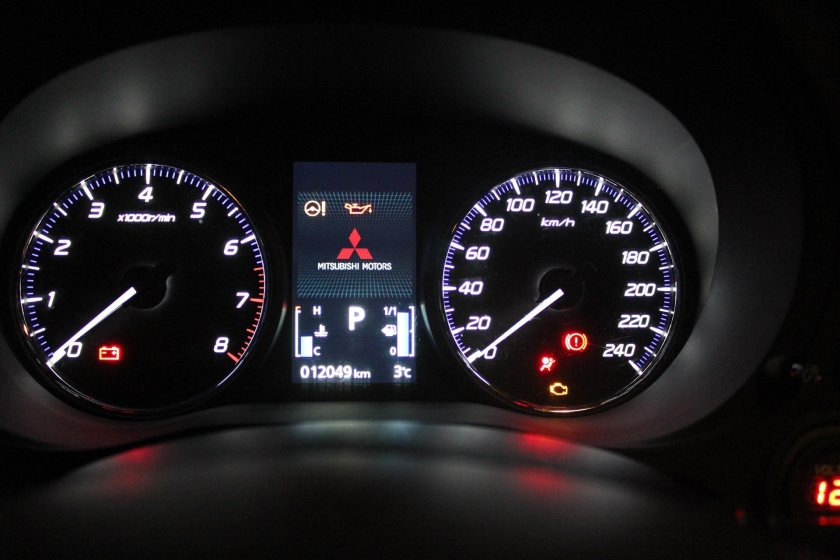 Mitsubishi Outlander 3 приборная панель