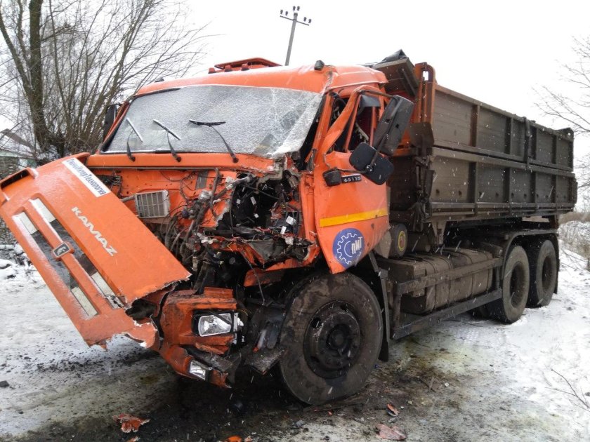 КАМАЗ 6520 разбитый