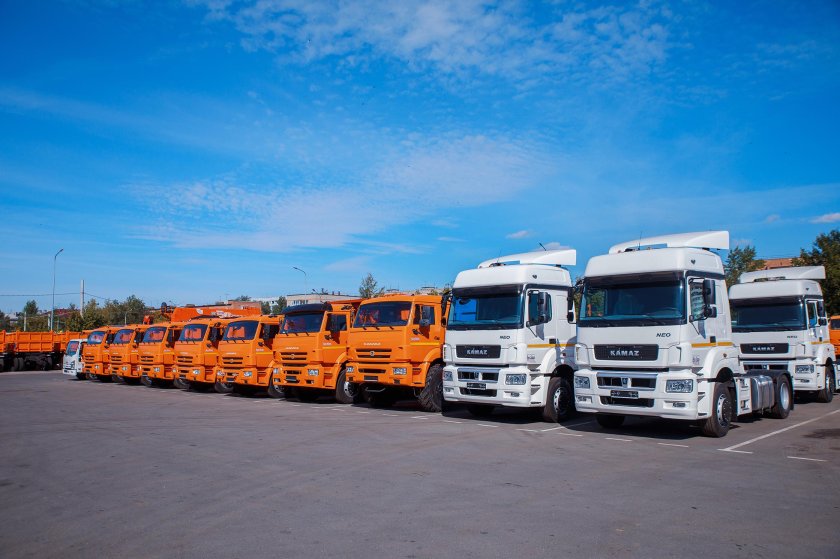 КАМАЗЫ В ряд