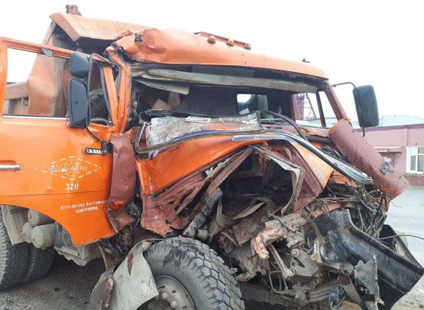 КАМАЗ 6520 разбитый