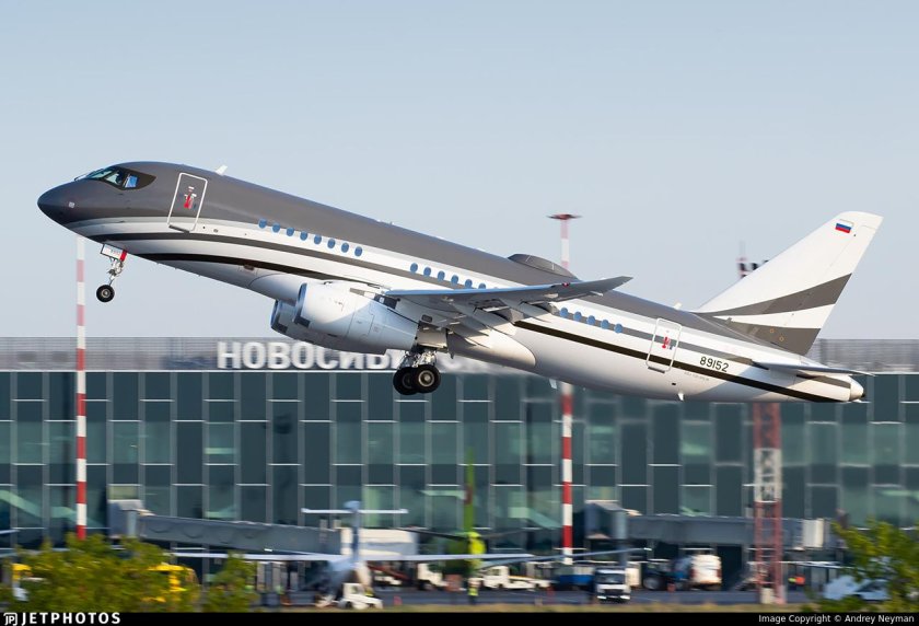 Супер Джет 100 самолет