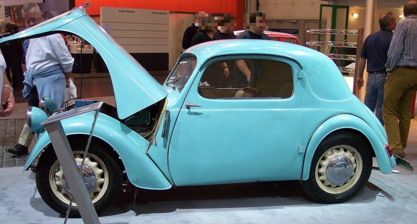 Старинный двухдверный автомобиль