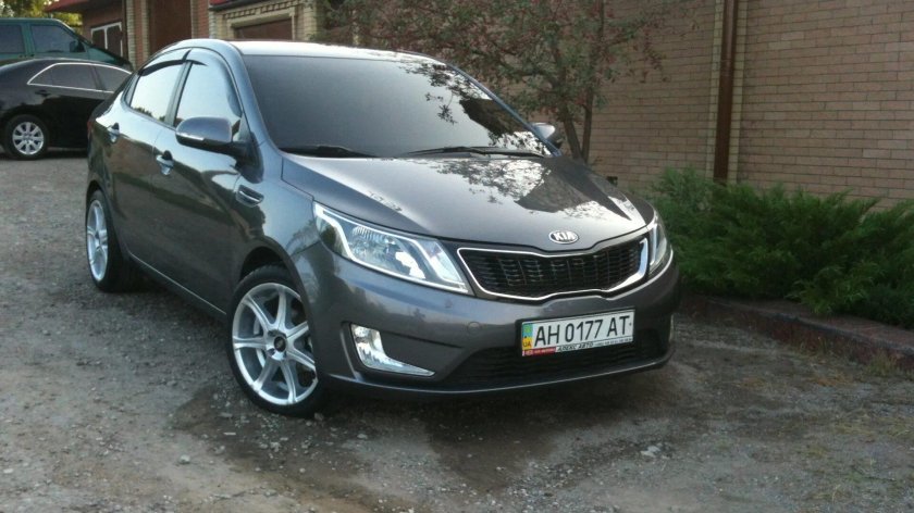 Серый Киа Рио 3 на черных литых дисках