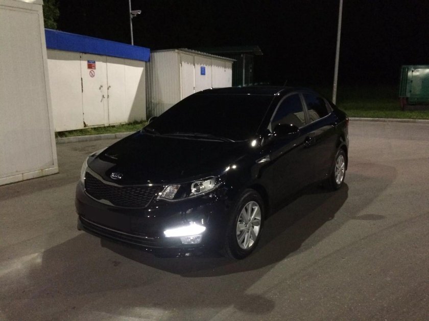 Киа Рио седан черная тонированная