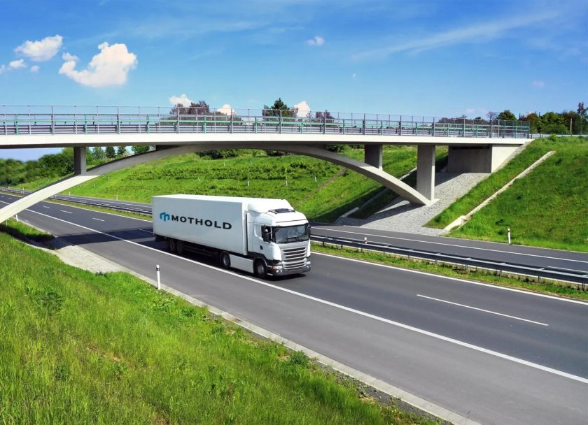 Фургон на дороге