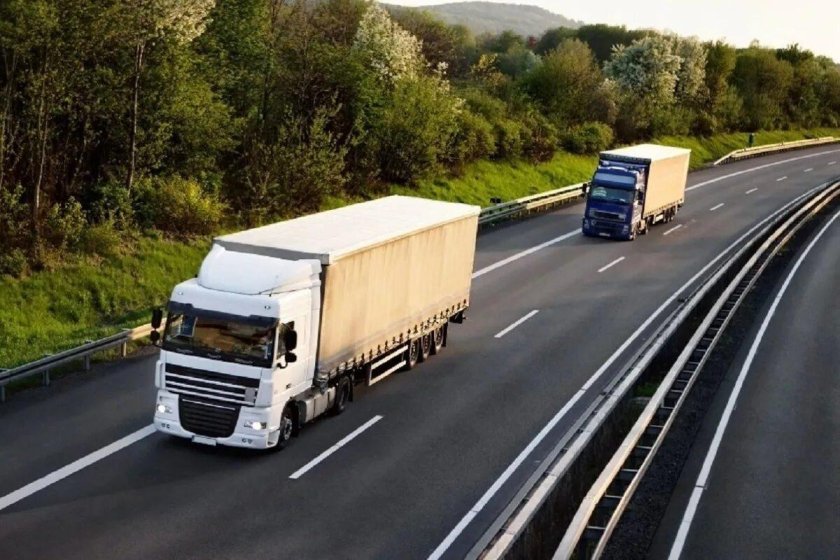 Грузовик на дороге