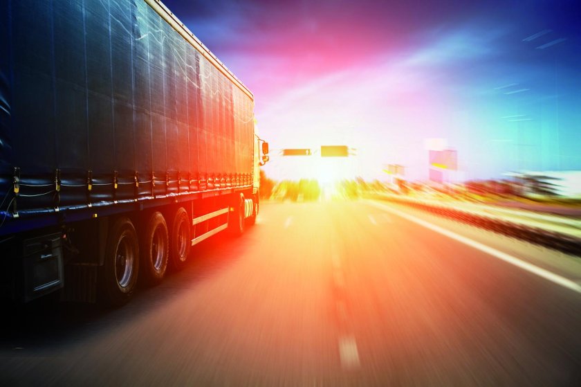 Грузовик на дороге