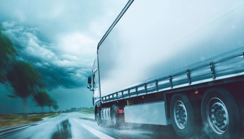 Грузовик на дороге