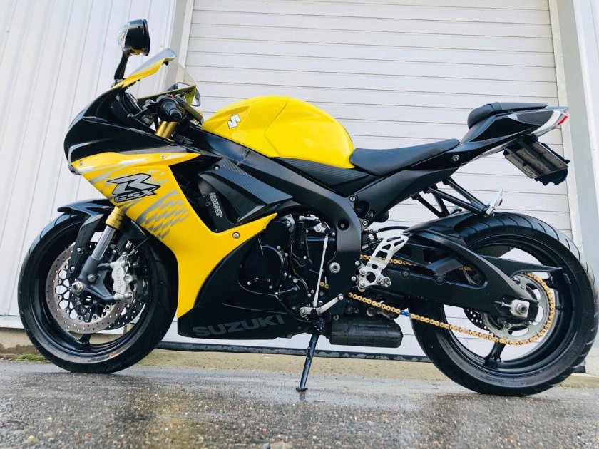 Жёлтый Suzuki gsxr750