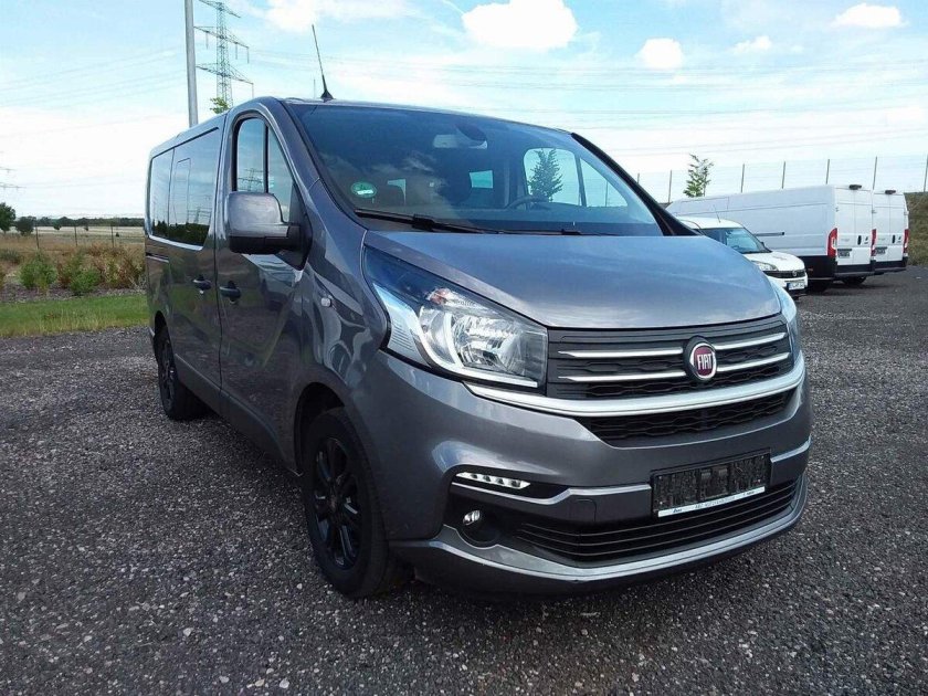 Серый микроавтобус