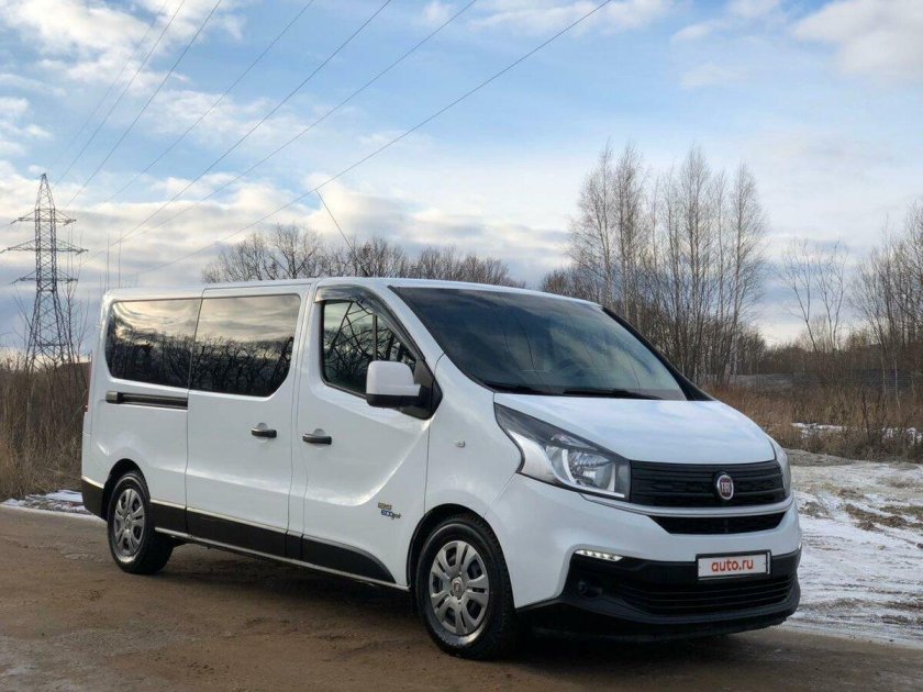 Белый микроавтобус