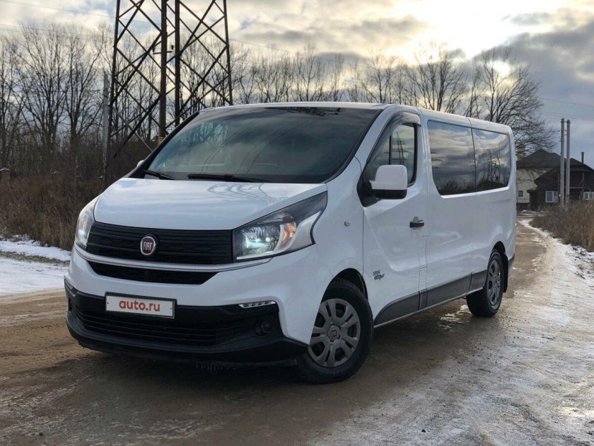 Белый микроавтобус