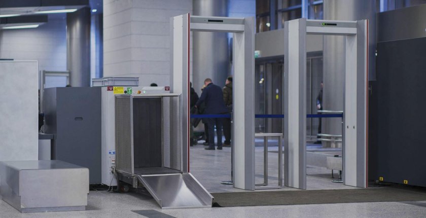 Металлодетектор в аэропорту