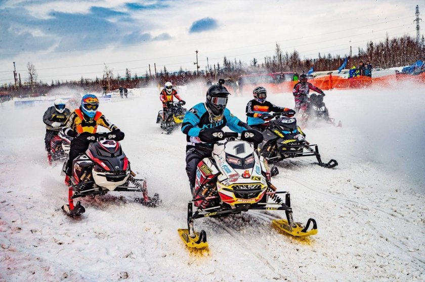 Новый Уренгой гонки на снегоходах