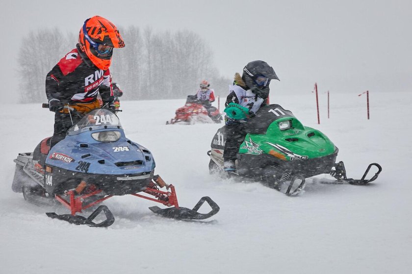 Гонки на снегоходах