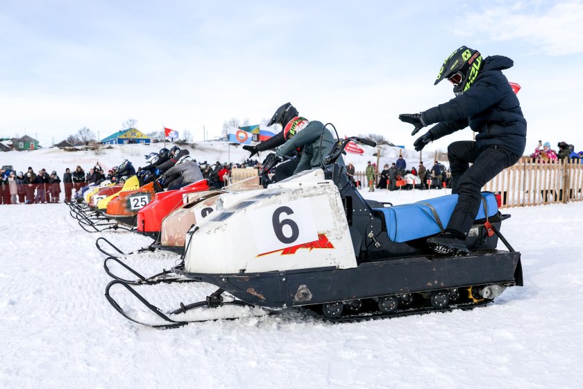 Гонки на снегоходах