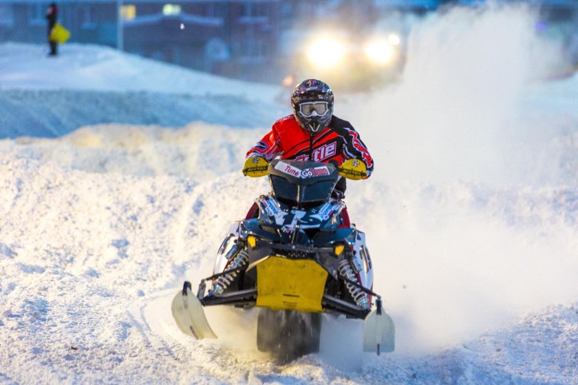 Гоночный снегоход