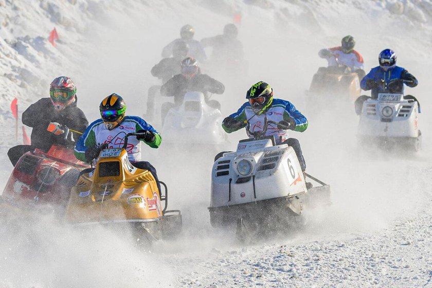 Гонки на снегоходах